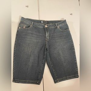Rocawear Jean Shorts pockets w/silver thread logo women’s size 20 blue dark wash
